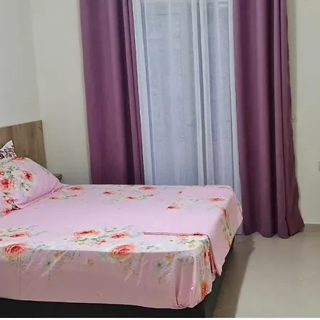 Center & 2 Bed Lejlighed